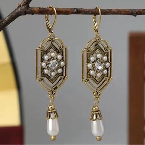✨Anthropologie Verity White Floral Drop Earrings